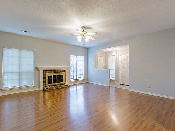 5th image of 901 W Linden St