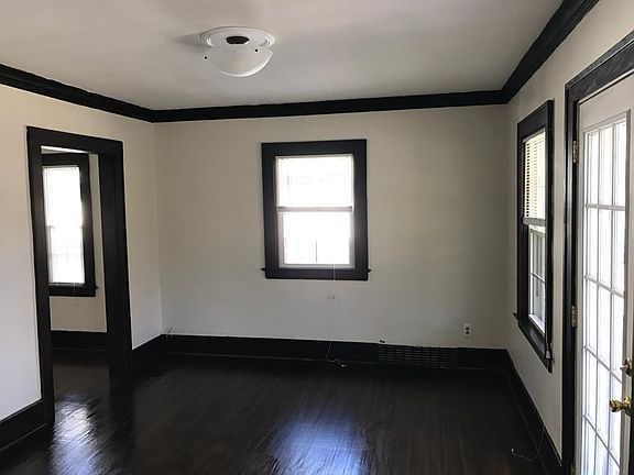 121 Thurston Living Room