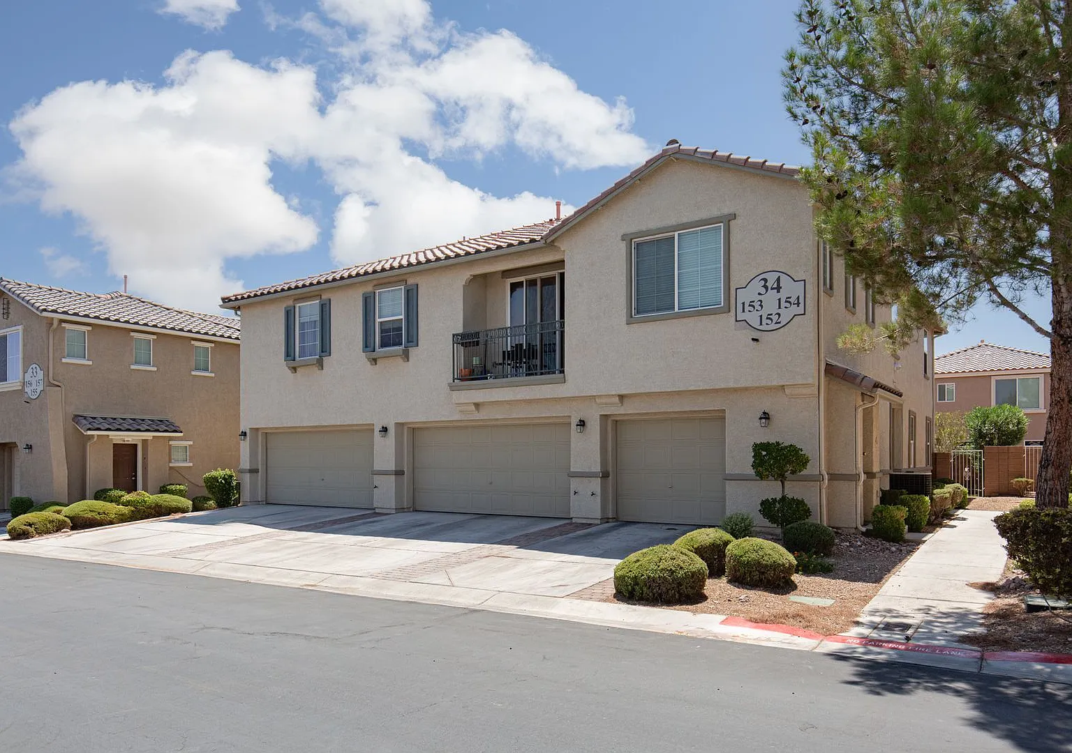 Townhome with yard, 3 br and 2 garage in gated SW community near the 215 — Photo 1