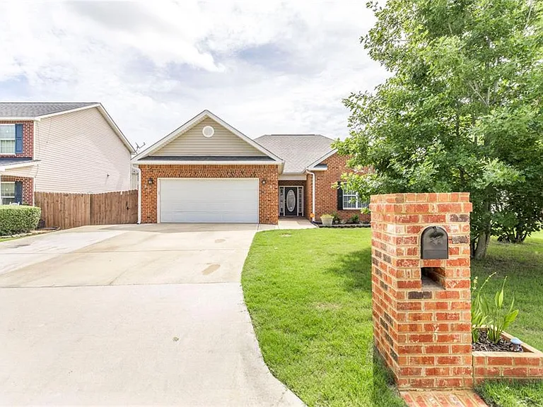 104 Bryce Dr — Photo 2