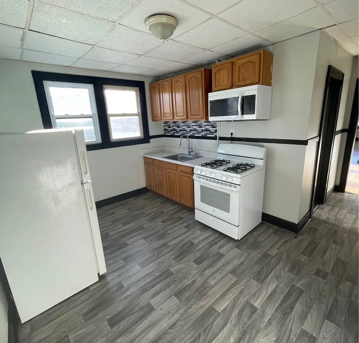 3 bed, 1.0 bath, $1,661 — Photo 2