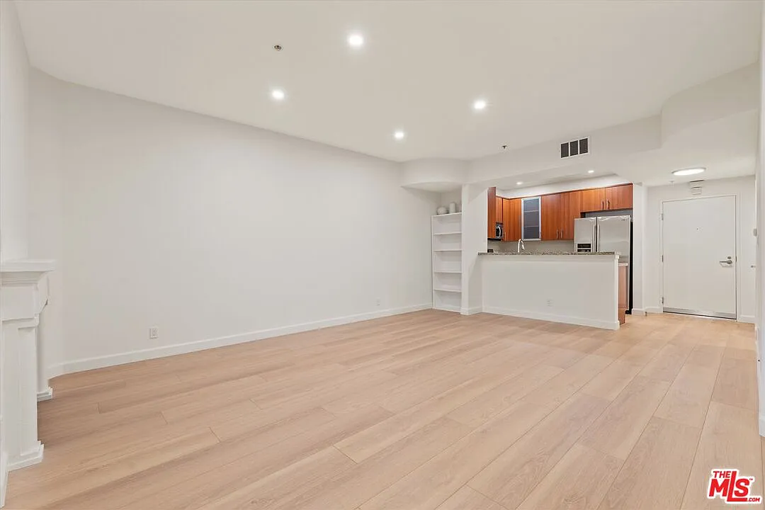 2 bed, 1.0 bath, 979 sqft, $2,950 — Photo 3