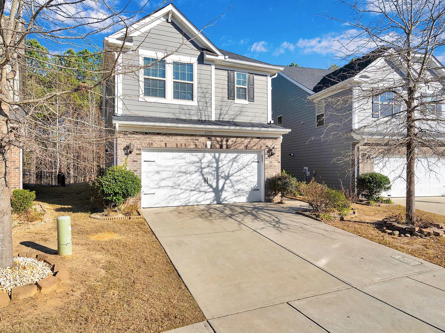 3 bed, 2.5 bath, 2400 sqft, $2,800 — Photo 2