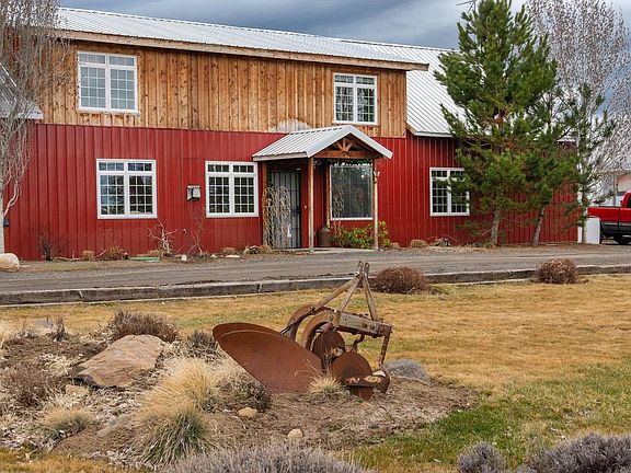 Front of "barn" dominium rental