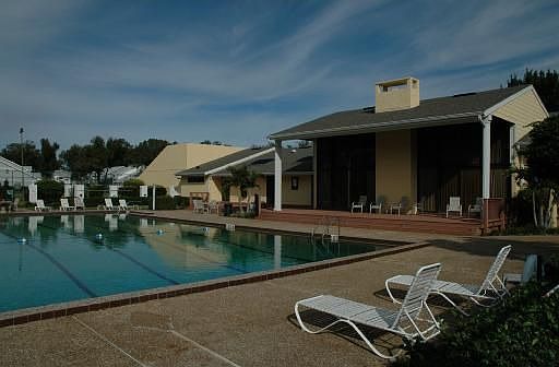 Pool & Clubhouse 1/3