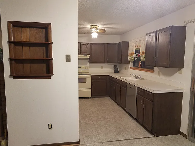 1320 Jennifer Ct — Photo 3