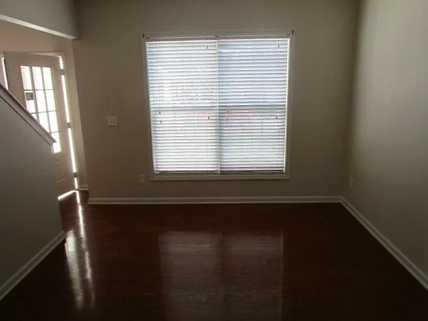 5 bed, 3.5 bath, 2750 sqft, $2,690 — Photo 3