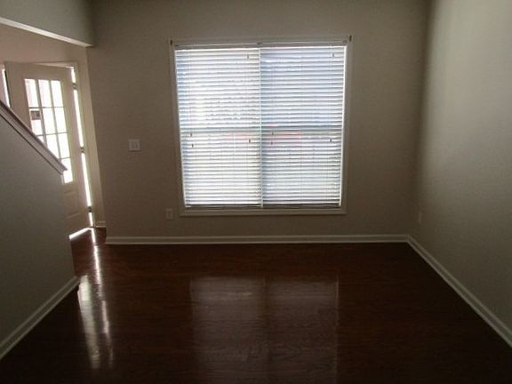 3rd image of 242 Winterbury Dr