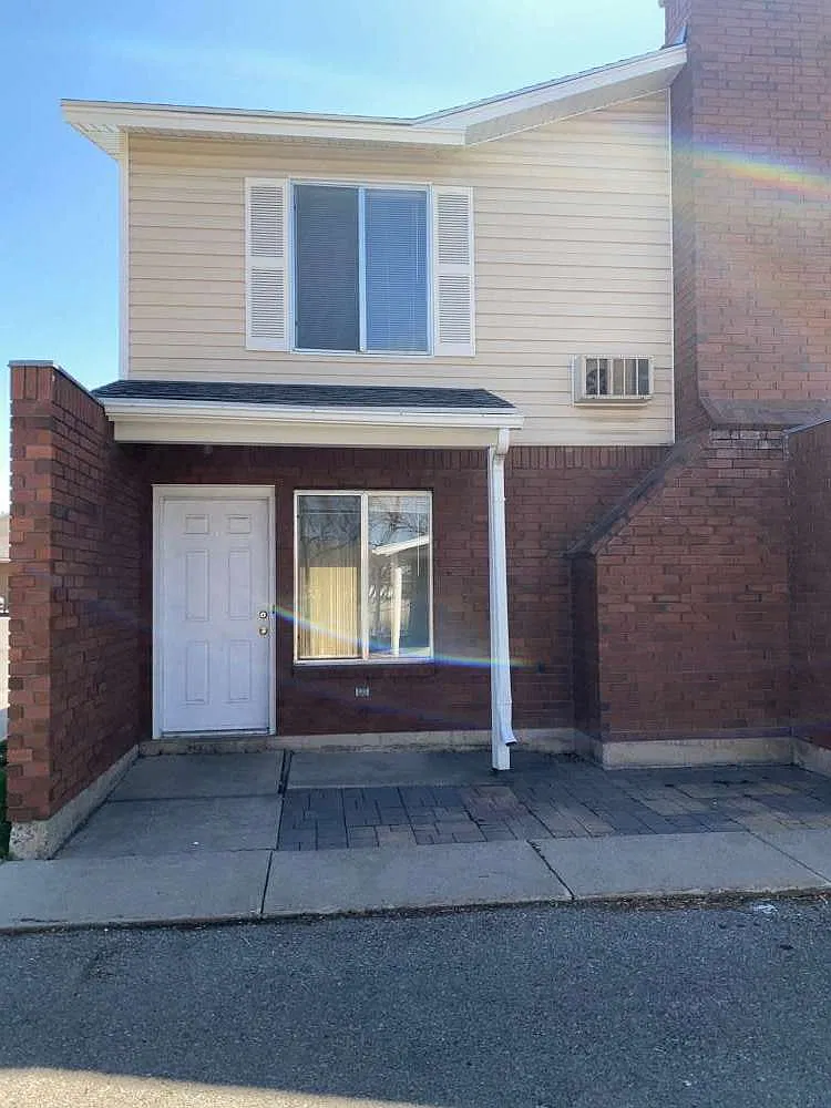2 bed, 1.5 bath, 825 sqft, $1,050 — Photo 1