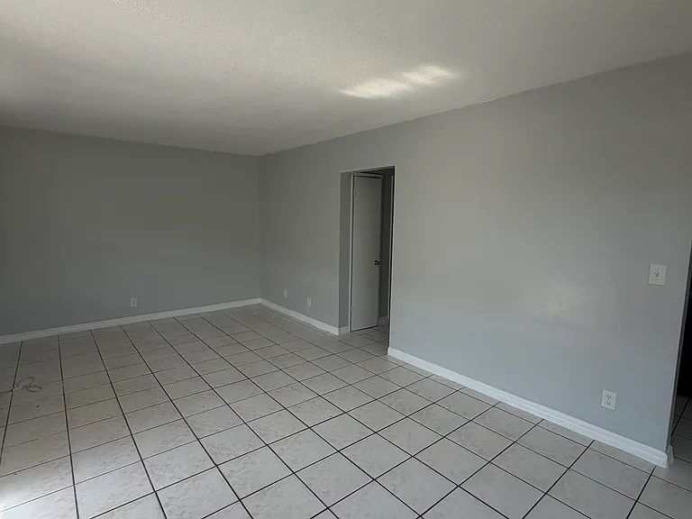 750 SW 8th St #6 — Photo 8