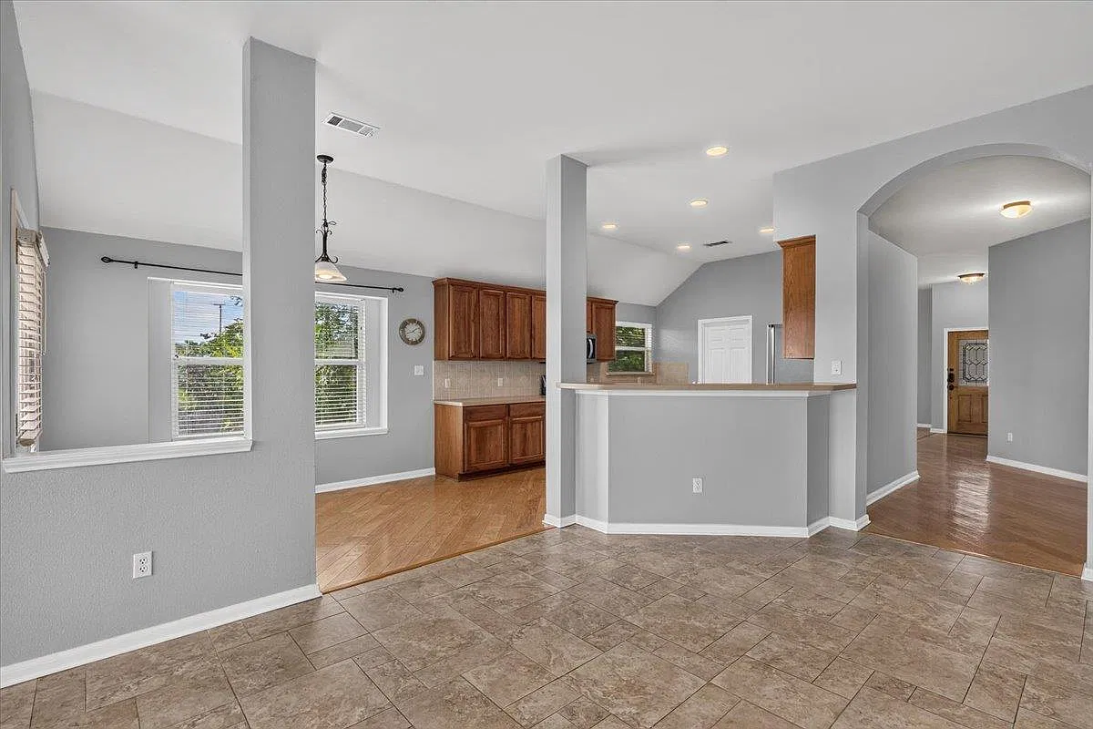 4 bed, 2.0 bath, 2257 sqft, $2,595 — Photo 4