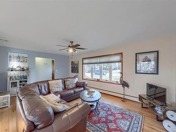 4th image of 215 Cherry Ln