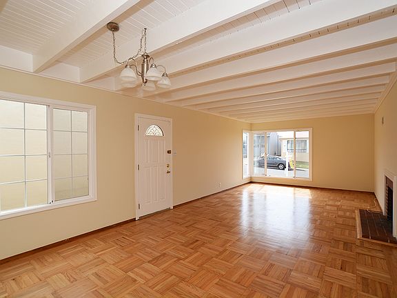 5th image of 17 Wavecrest Dr