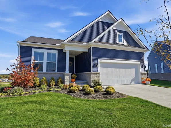1562 Moss Dr, Milford, MI 48381