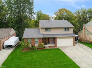 4840 Parkridge Dr, Waterford, MI 48329