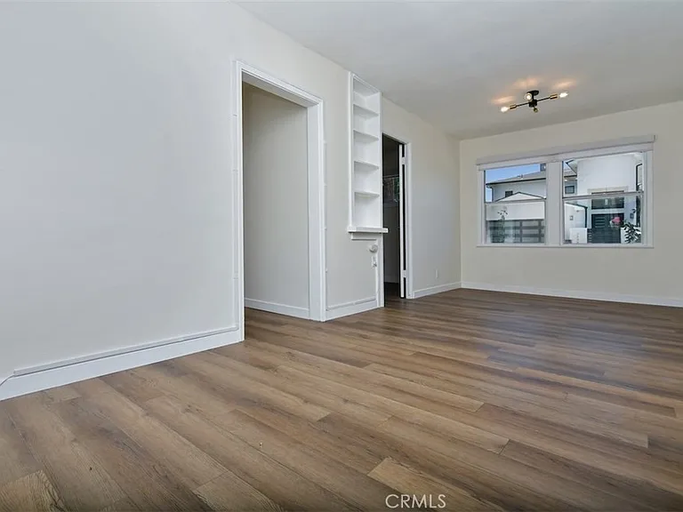 13902 Calvert St — Photo 36