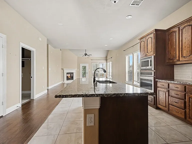 604 Darby Ln — Photo 8