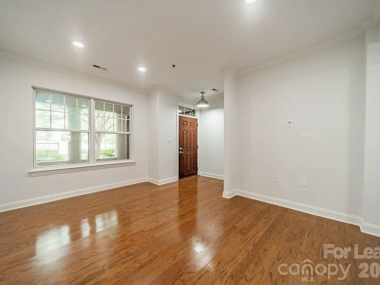 642 E 9th St — Photo 6