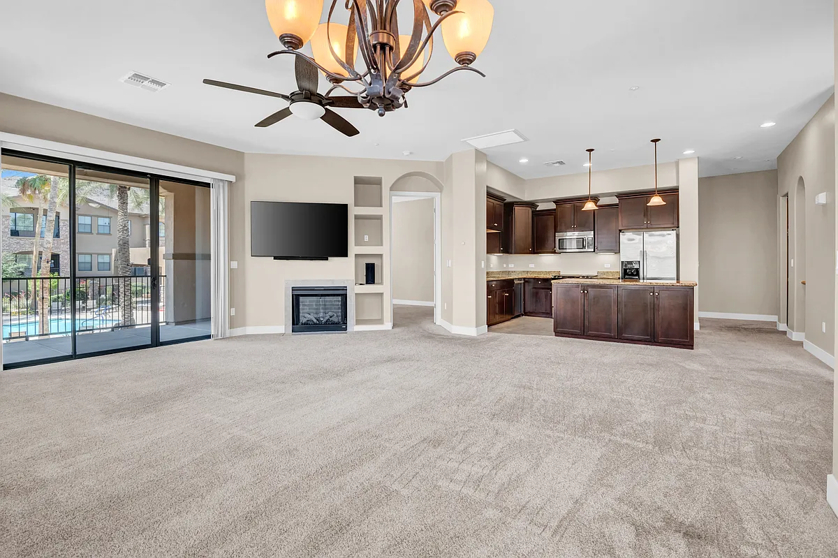 Dining area - 15550 S 5th Ave #259