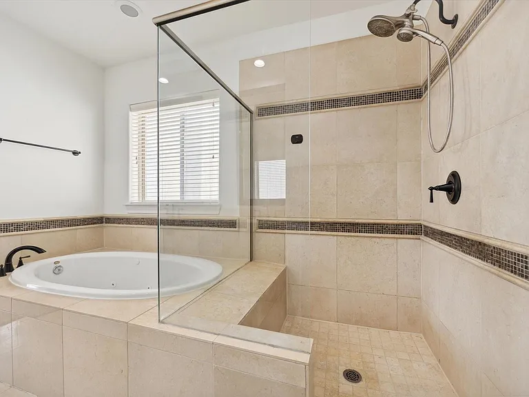 9632 Kings Cross Sta — Photo 16