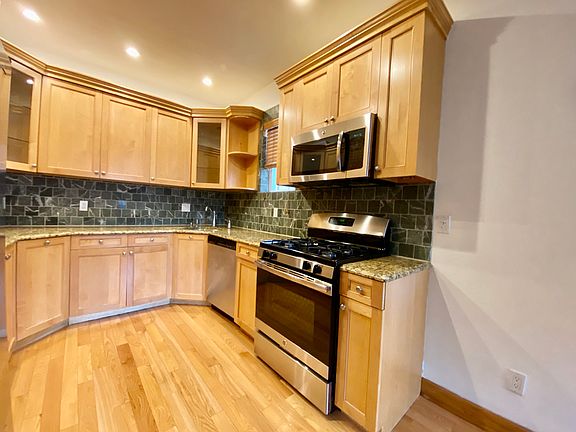 4th image of 631 Crawford Ave #1