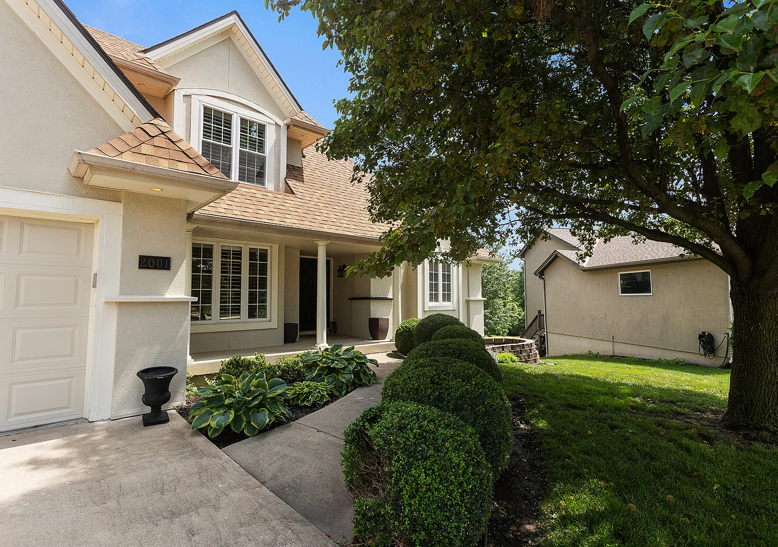 3 bed, 2.5 bath, 3700 sqft, $3,200 — Photo 3