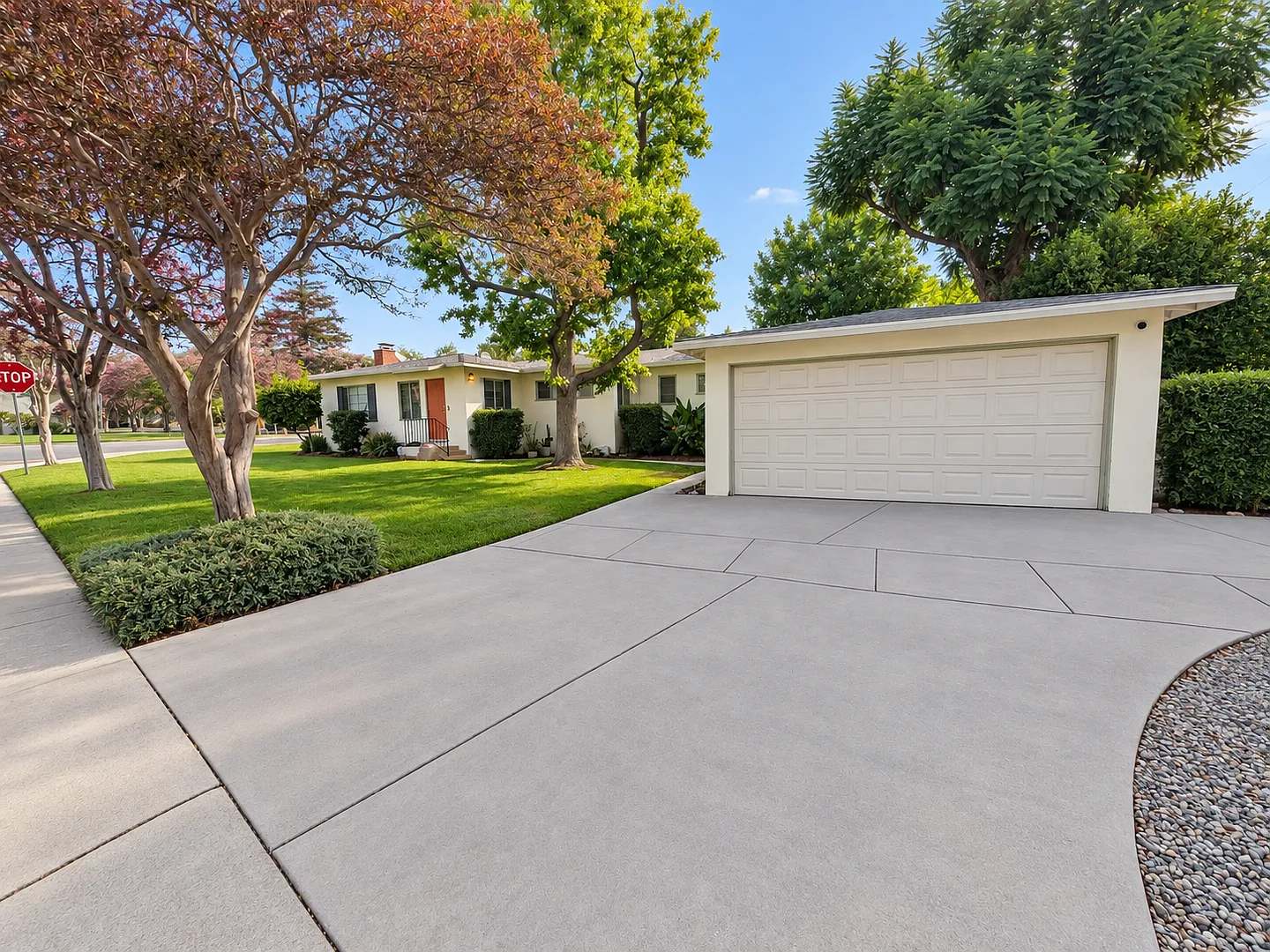 Charming 2-Bedroom Claremont Home Walk To The Village! — Photo 4