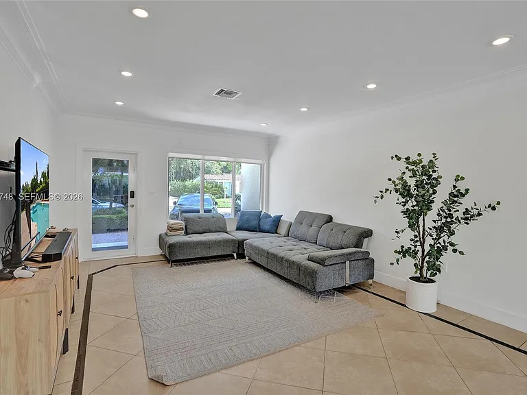 2025 Alamanda Dr — Photo 16