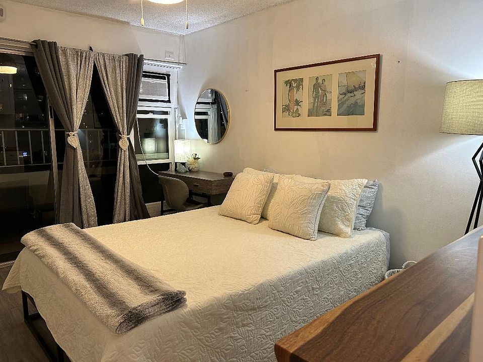 Queen size bed. Patio is available but discounted price due to spall project where patio will be blocked while they work on it (should be couple of days) however there is some noise. Sliding door buffers noise .