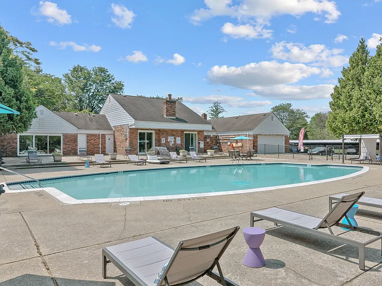 Apple Ridge Apartments - Livonia, MI — Photo 21