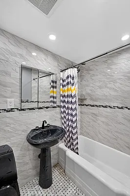 Bathroom, photo 1