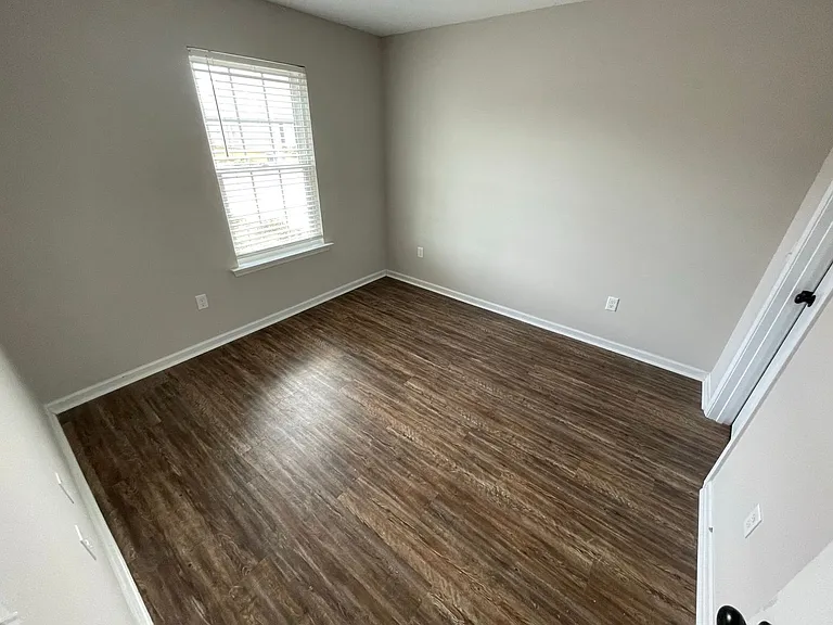 429 Andover Dr — Photo 3