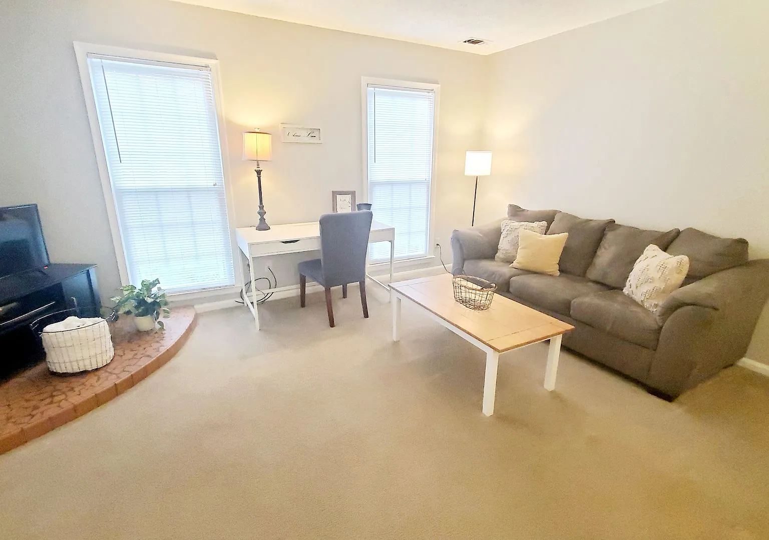 Charming 2 bedroom 1 bath duplex on Park Rd — Photo 4