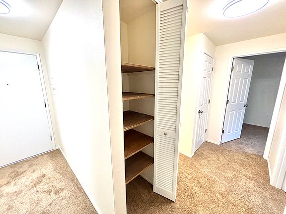 4th image of 11006 NE 68th St APT 827
