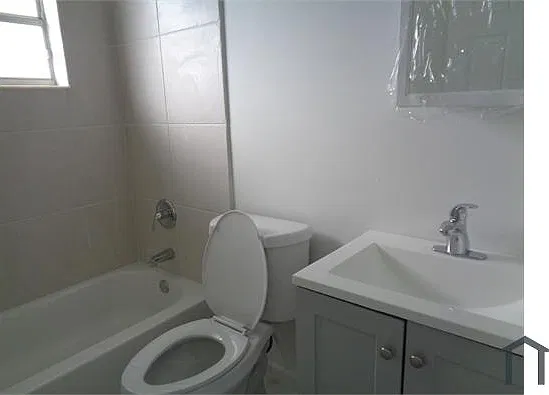 3 bed, 900 sqft, $2,400 — Photo 2