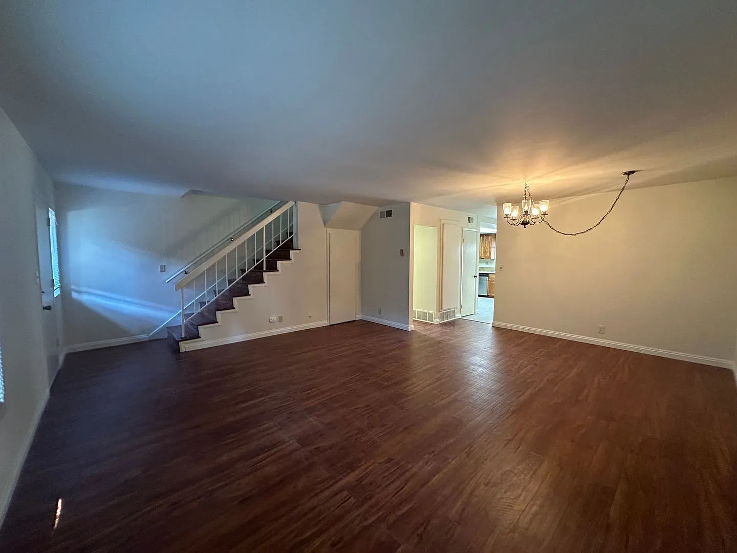 Stunning Nothridge Townhouse — Photo 4