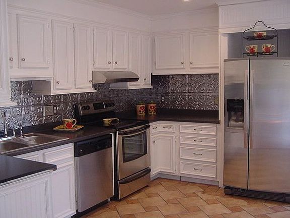 Kitchen w/stainless steel appliaces & tile floor 