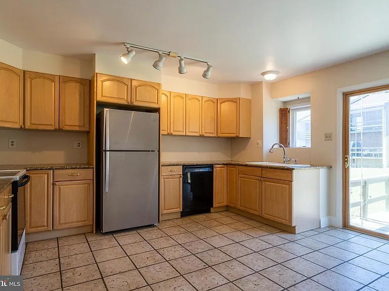 506 Saint Albans Ct — Photo 8