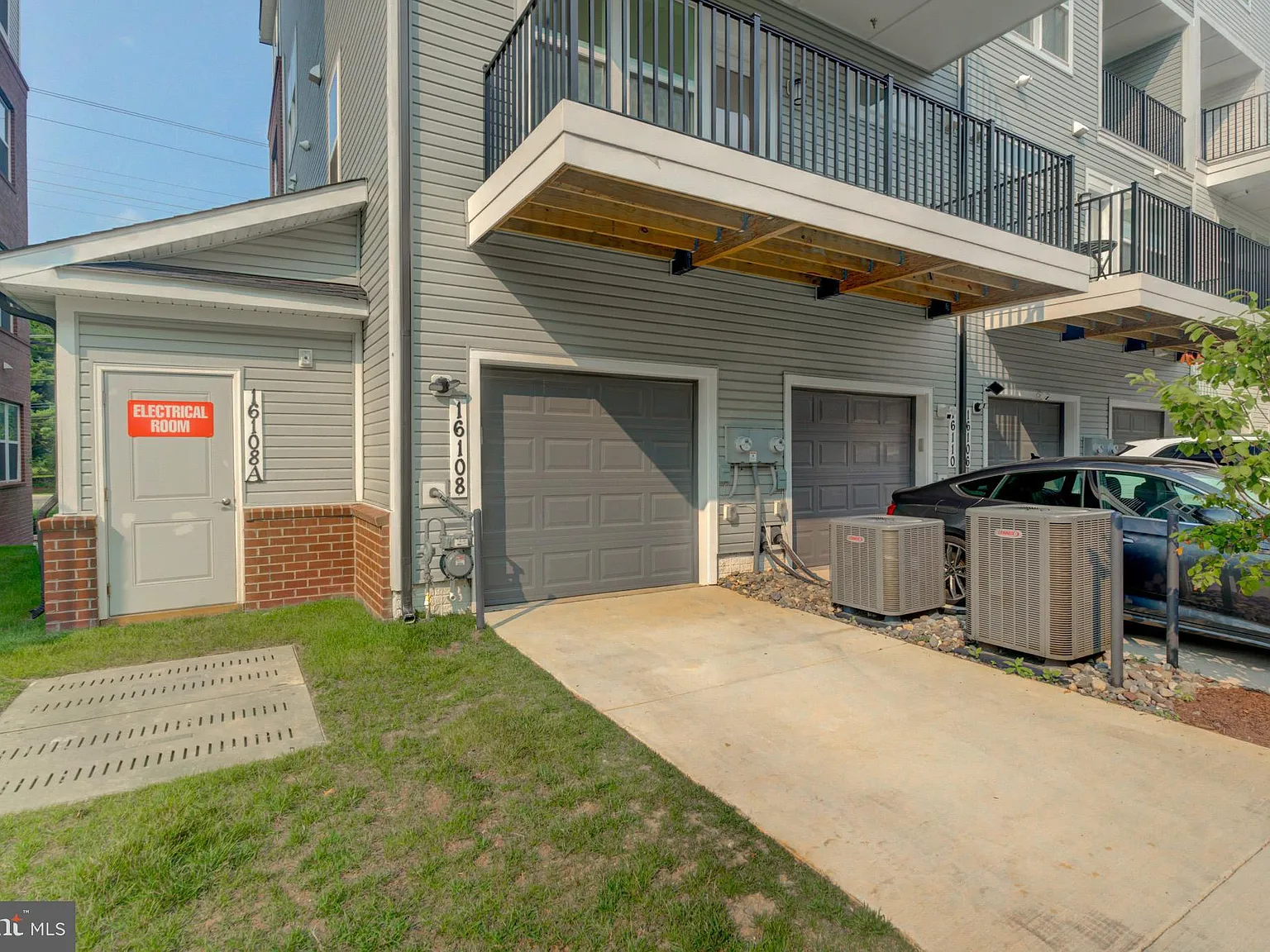 3 bed, 2.5 bath, $3,500 — Photo 2
