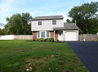 83 Raynor Rd, Ridge, NY 11961