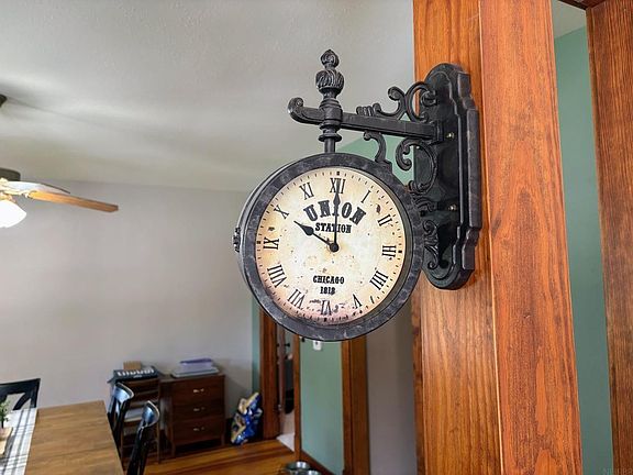 4th image of 631 Gillette Ave