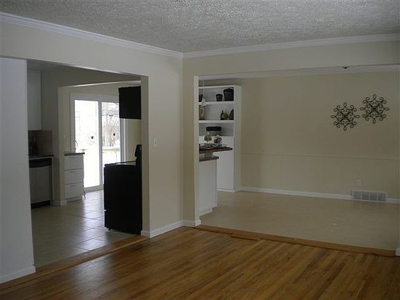 4th image of 4898 Robin Hill Dr