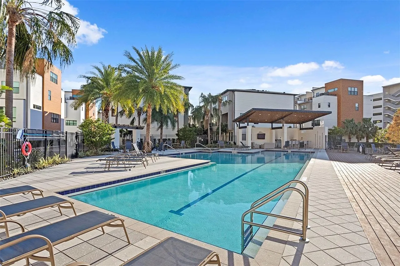 3 bed, 3.5 bath, 2038 sqft, $4,200 — Photo 3
