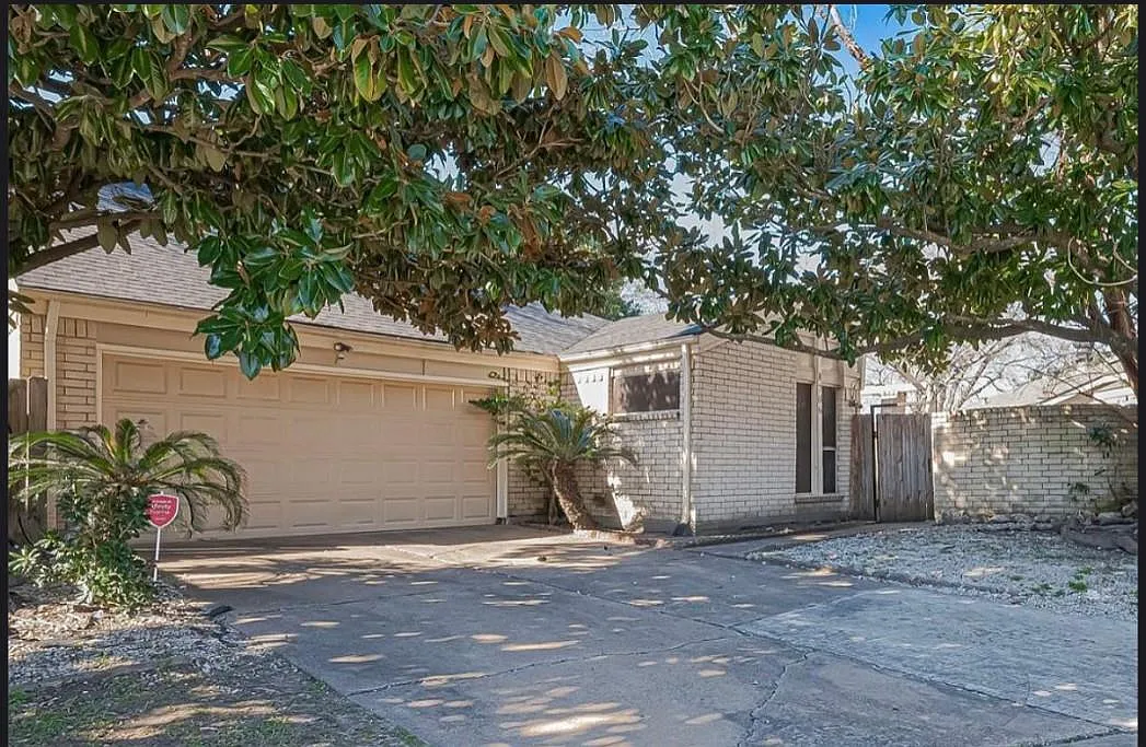 3 bed, 2338 sqft, $1,900 — Photo 1
