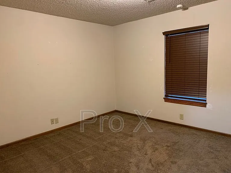 423 W Elk St — Photo 10