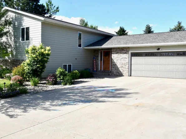 916 Cambridge Dr, Pierre, SD 57501