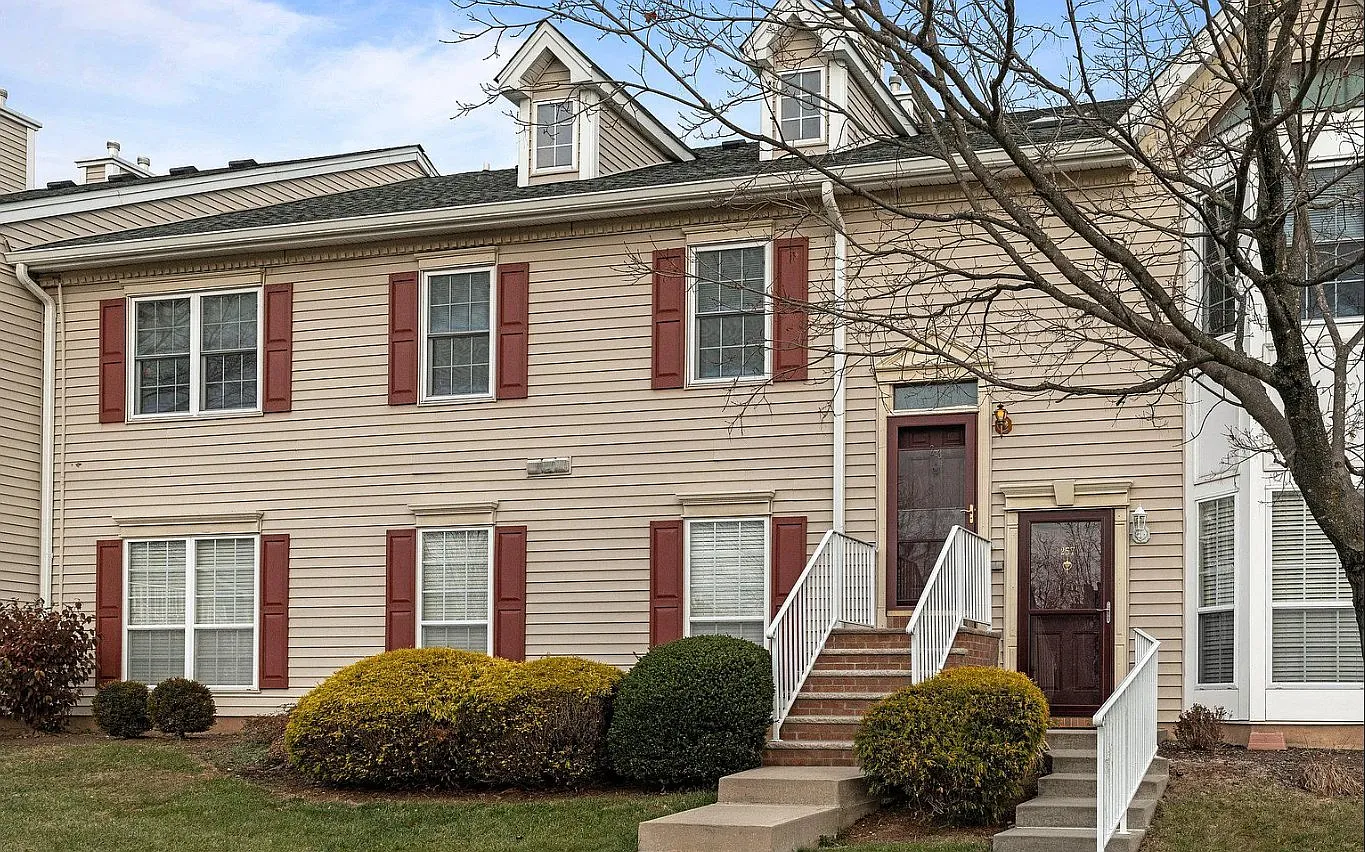 Spacious 3-Bedroom, 2-Bathroom Condo for Rent - Franklin Park, NJ — Photo 2
