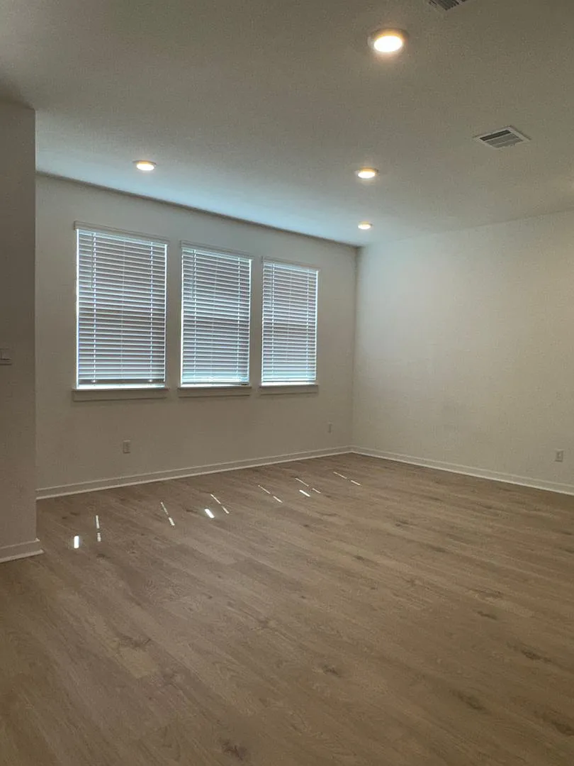 4 BR/2.5BA | Single Family Home | 1-Car Garage Parking | Fenced backyard — Photo 2