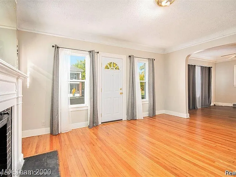 2327 Sturtevant St — Photo 3