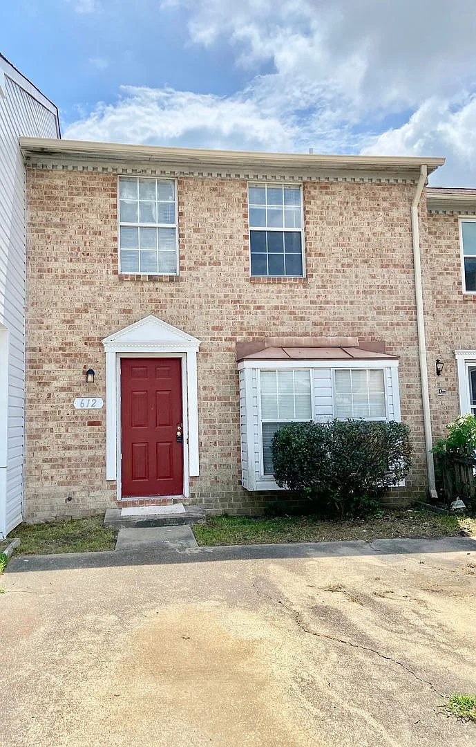 3BD/ 1.5BA Townhouse in the Heart Virginia Beach!! — Photo 1